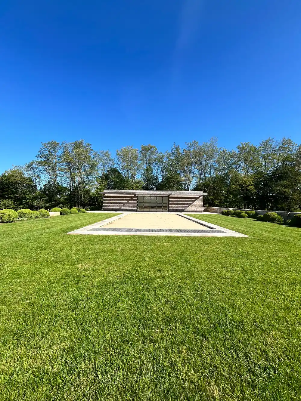 plantation de gazon sur une propriété par un paysagiste