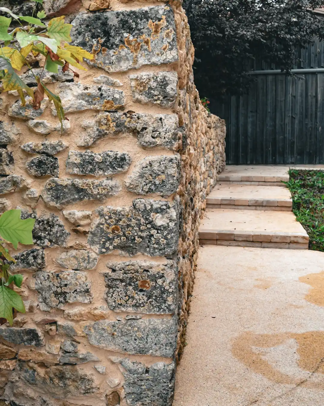 Enrochement sur une terasse par un paysagiste de Jaroussie en Dordogne