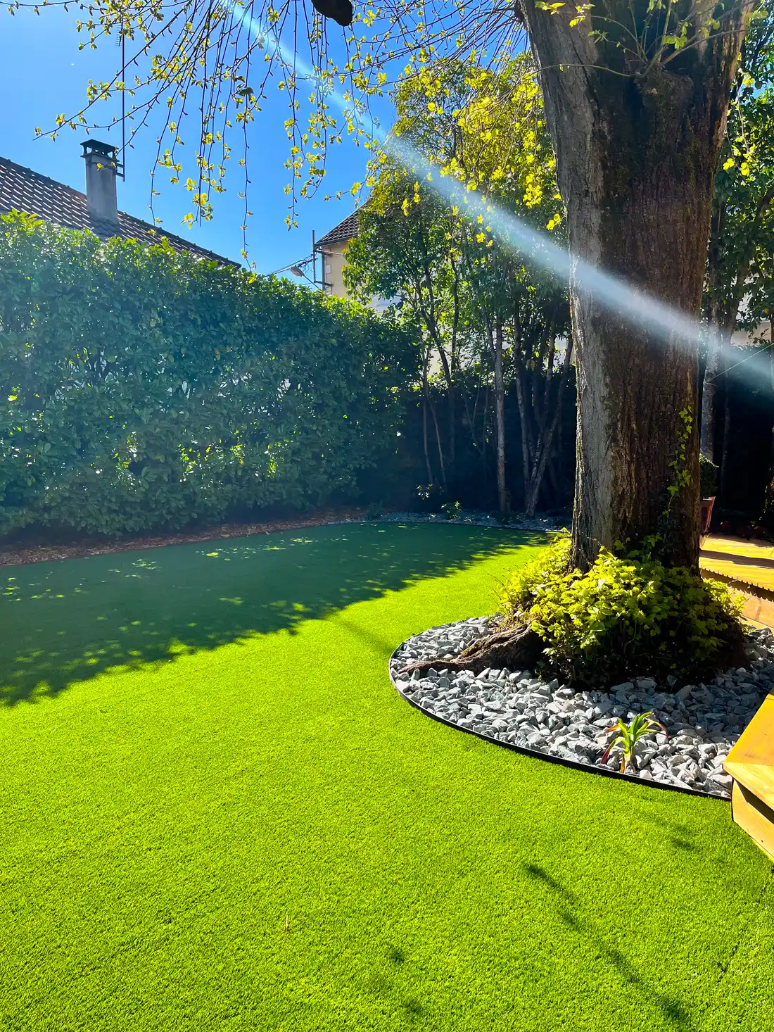 Jardin d'une maison en Dordogne avec arbre et fausse pelouse