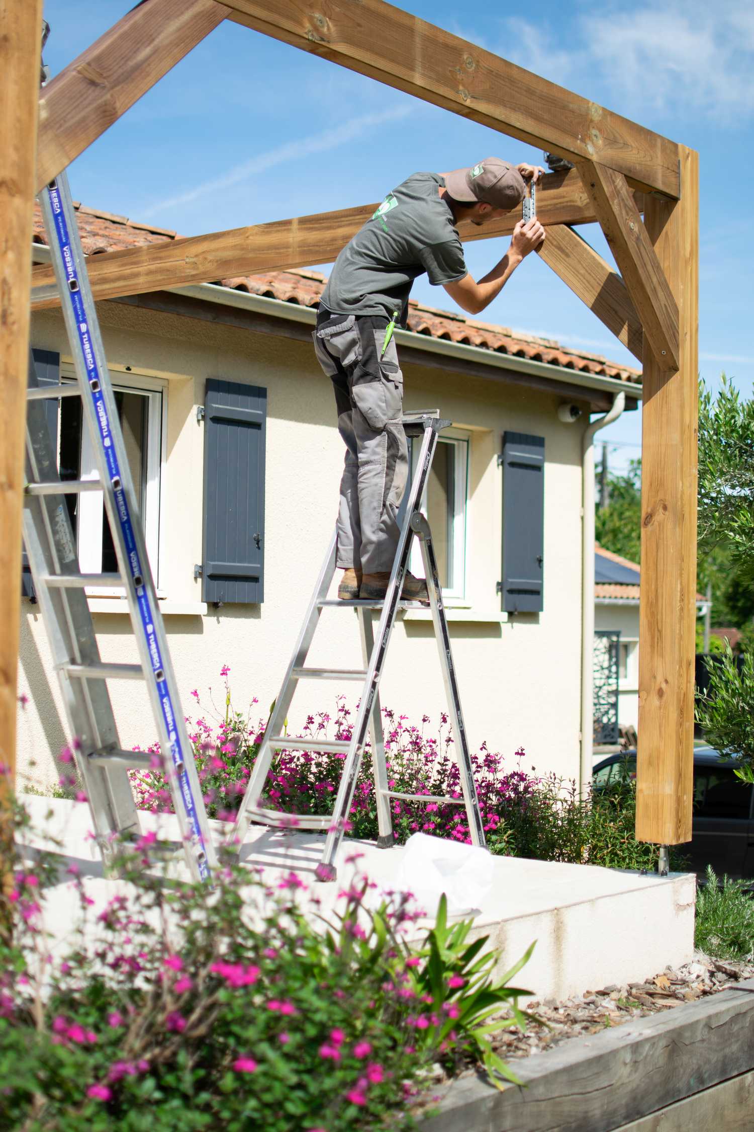 Paysagiste qui construit une terrasse dans une maison en Dordogne