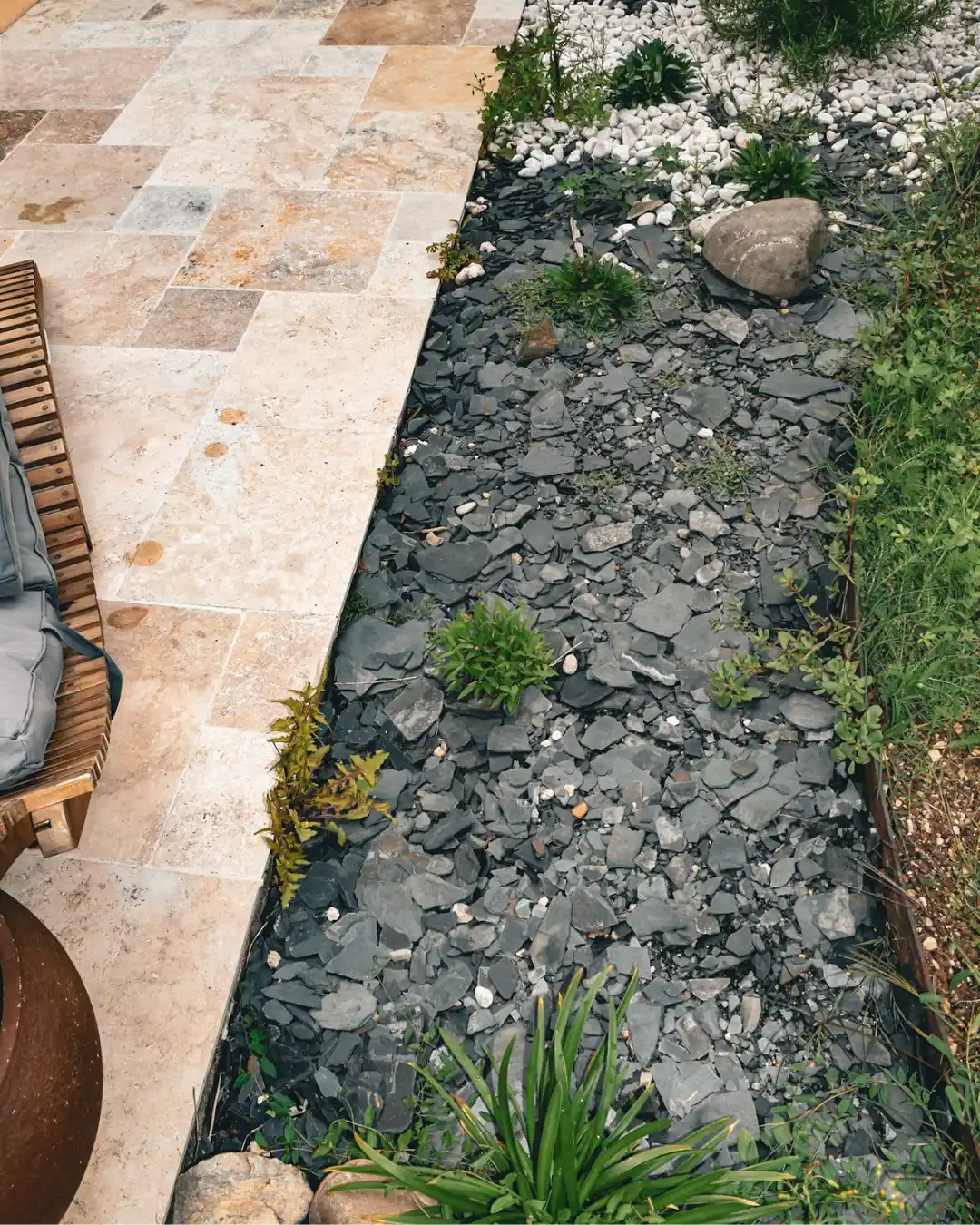 Terrasse avec travertin et ardoise
