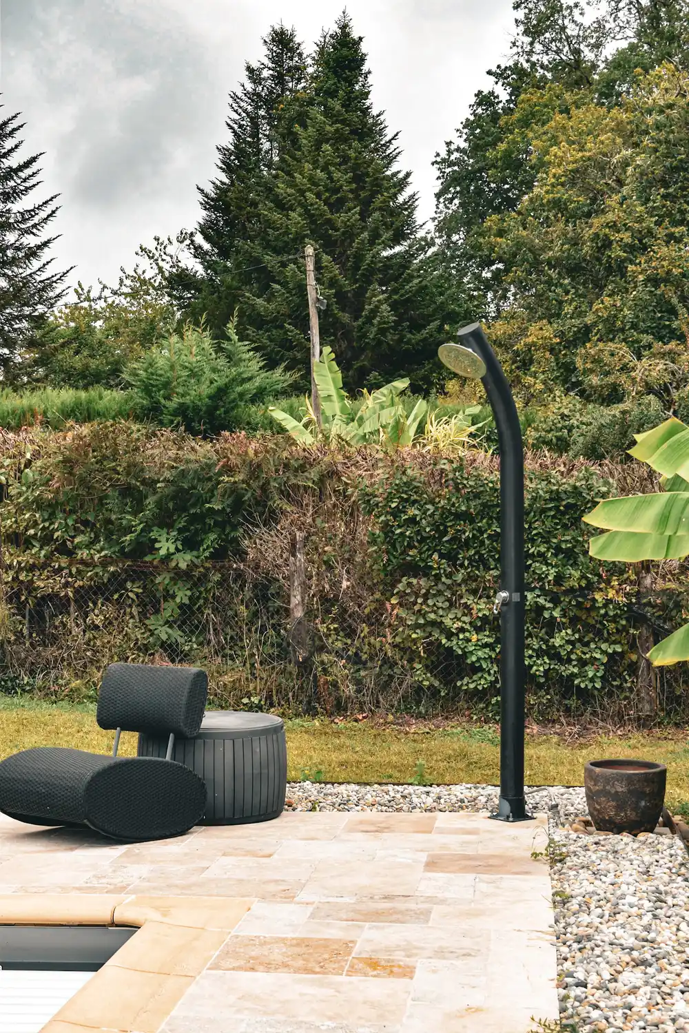 Douche extérieur sur une terrasse avec piscine en Dordogne