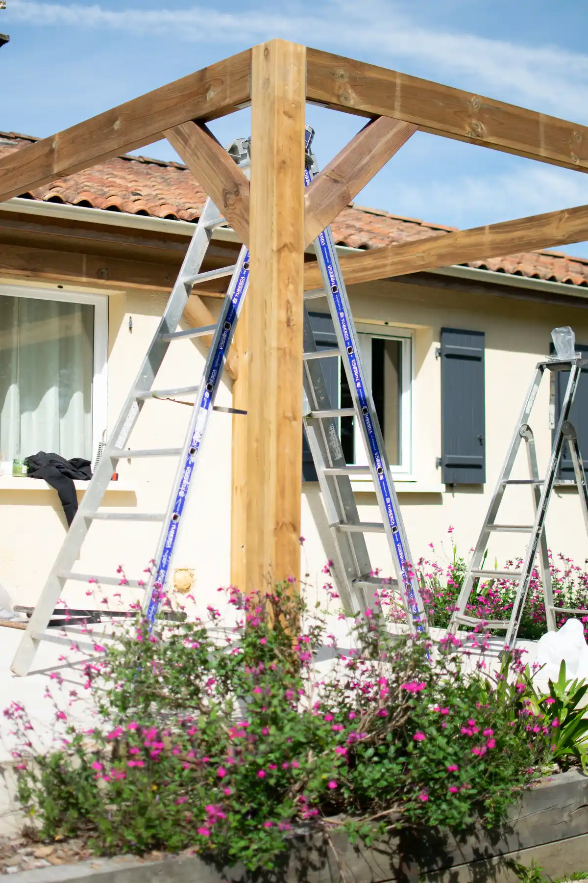 Pergola sur mesure faite sur une terrasse d'une maison en Dordogne