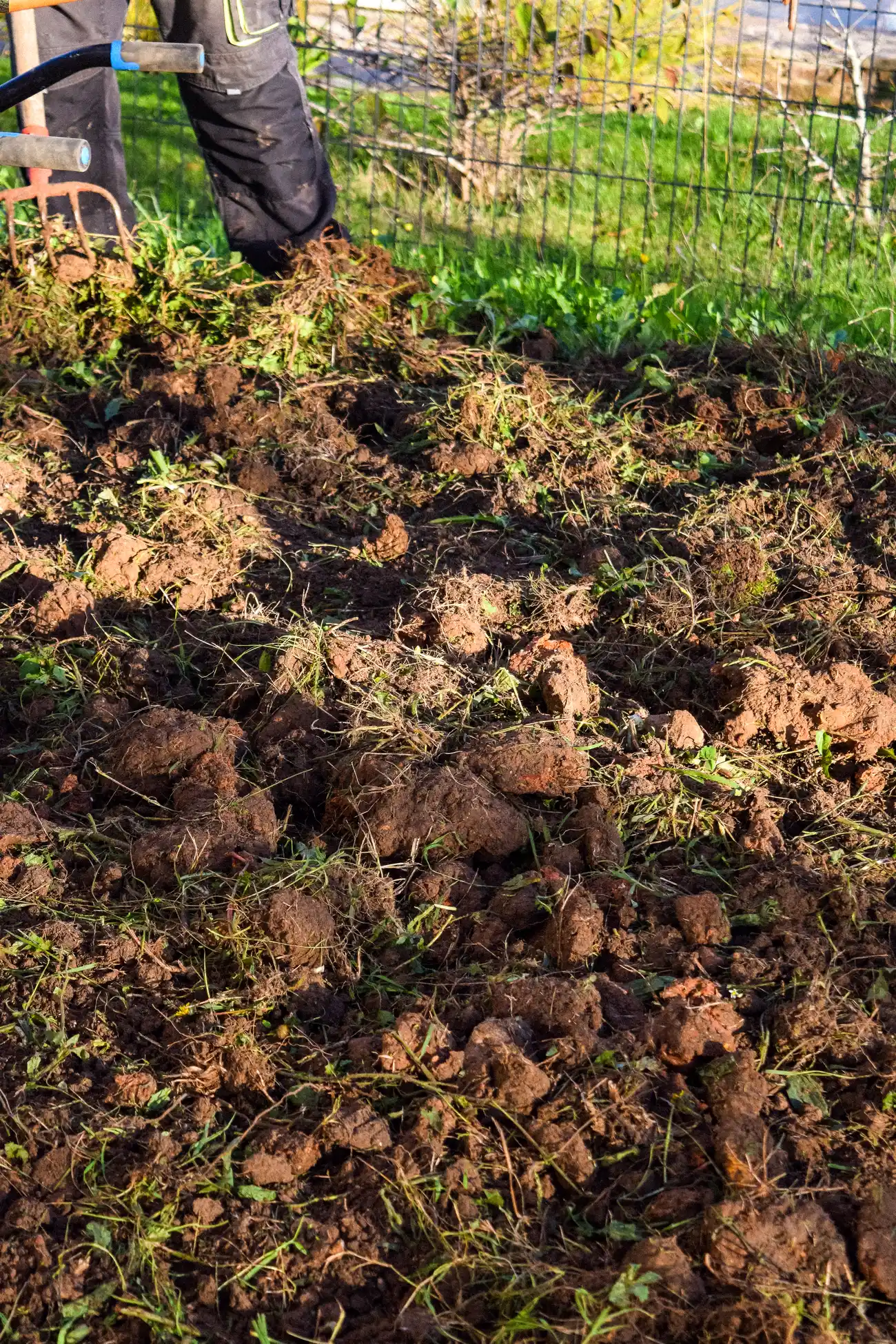 Terre végétale posée par un paysagiste en Dordogne