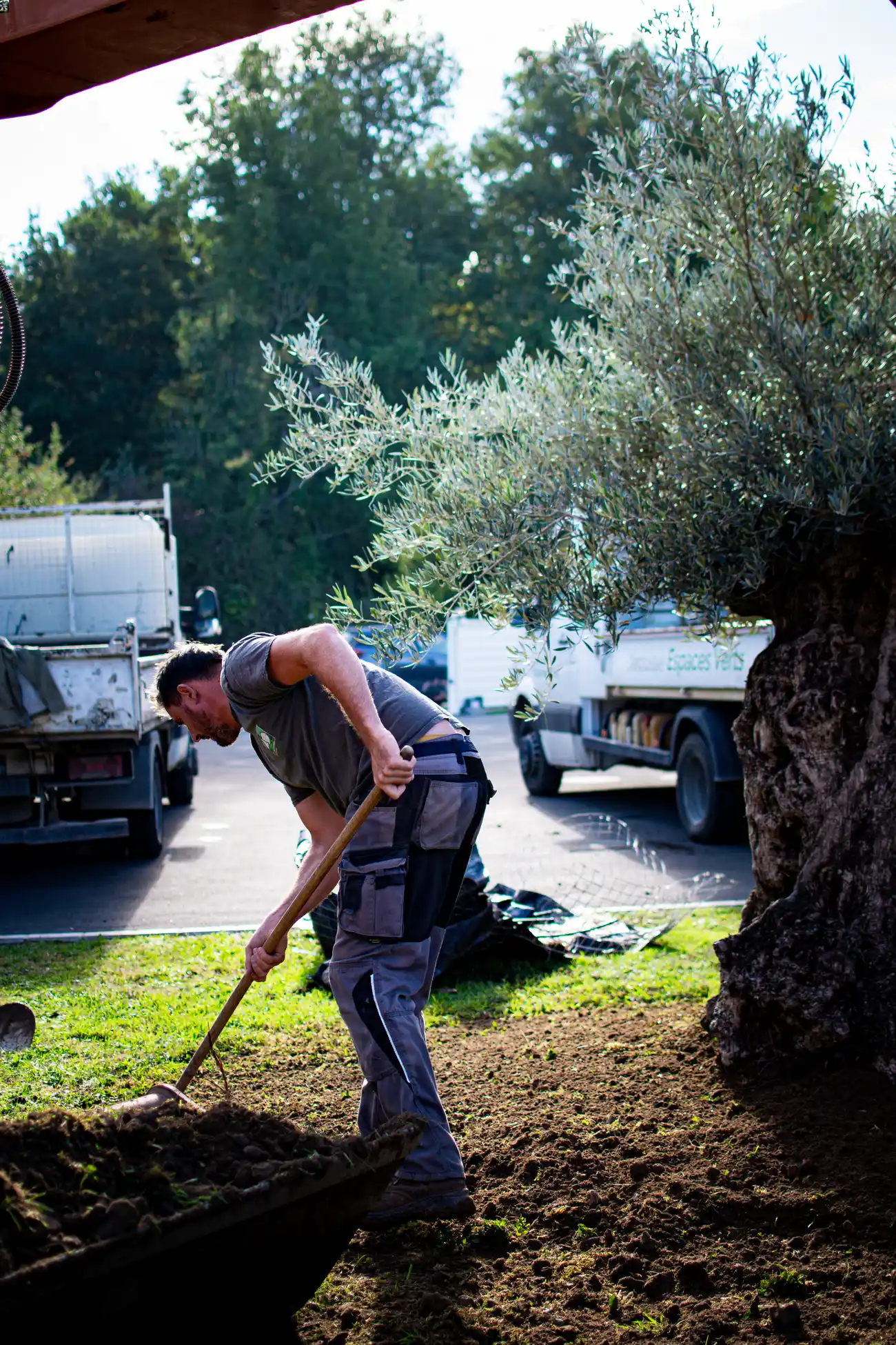 Paysagiste qui creuse de la terre en Dordogne
