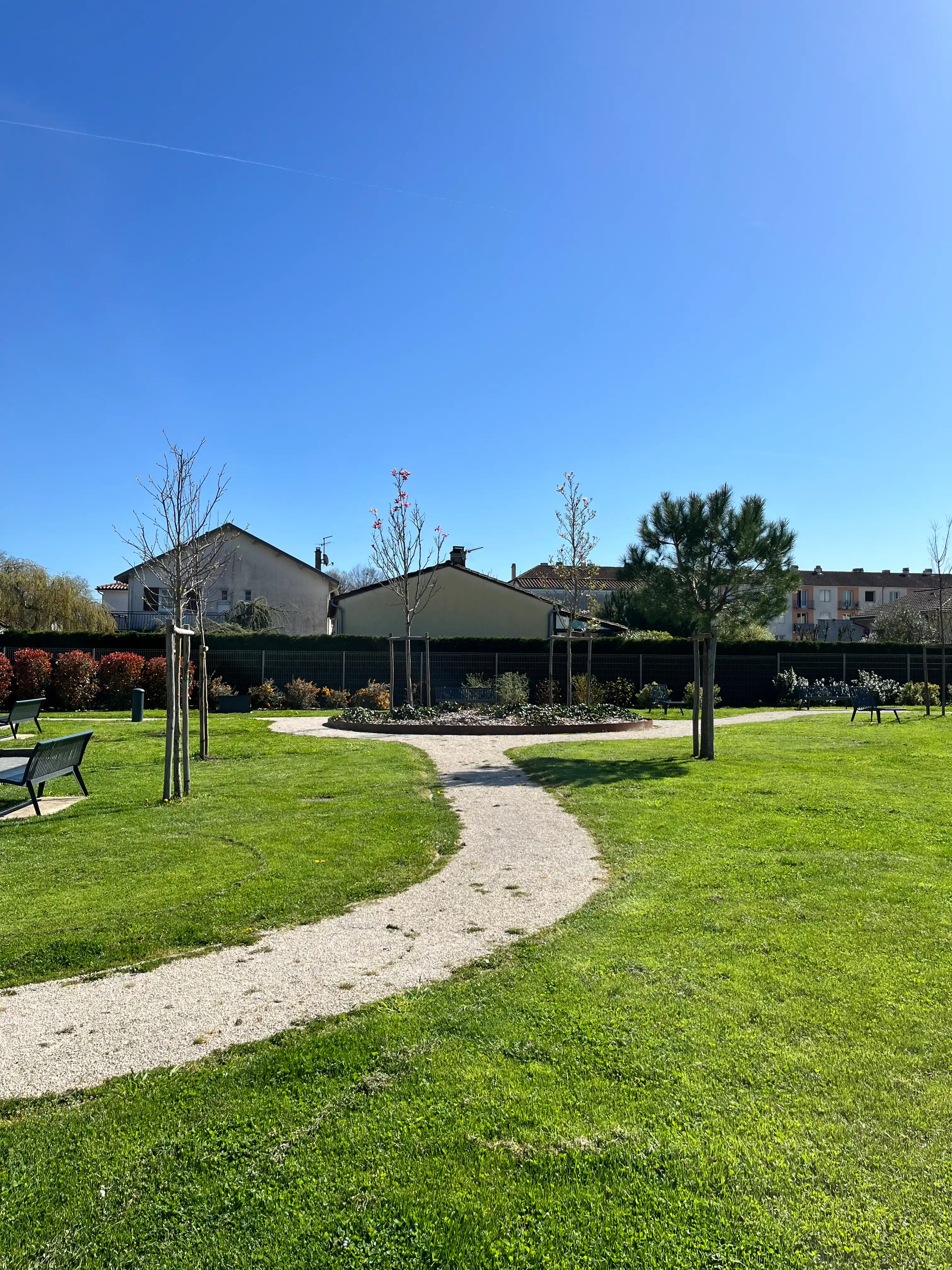 Gazon dans un parc public en Dordogne