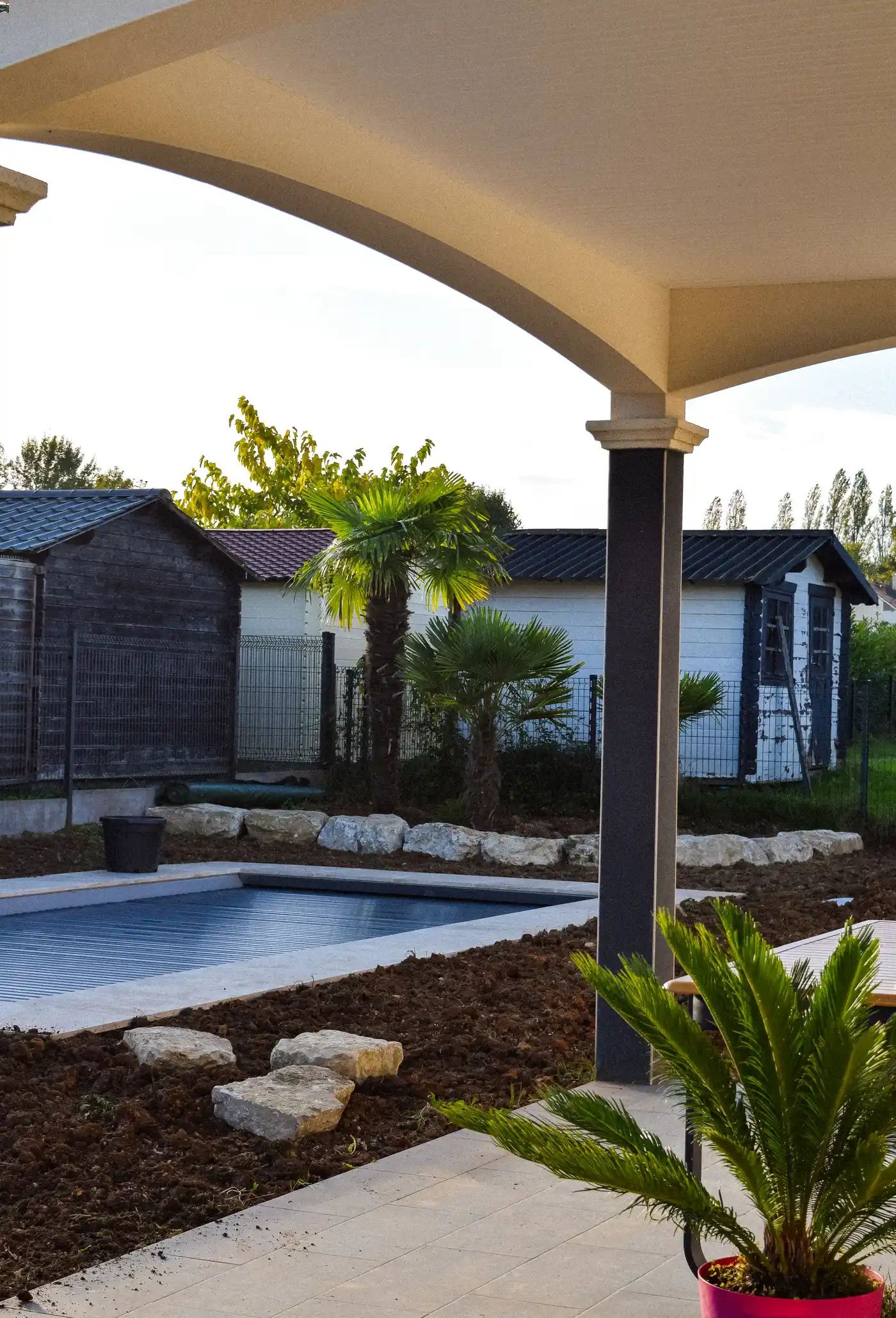 Arbres plantés dans un jardin vu depuis une terrasse en Dordogne