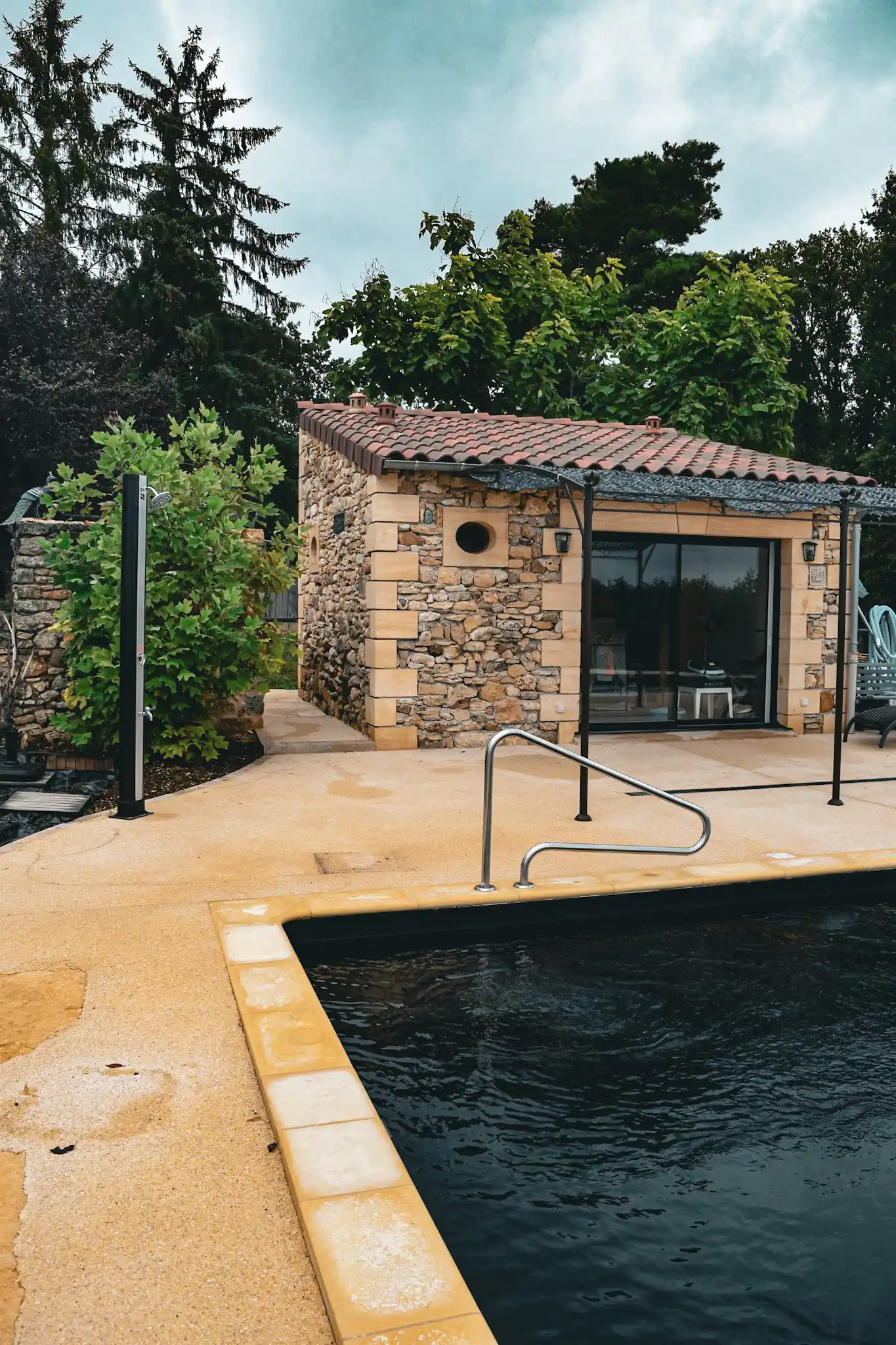 Terrase avec piscine en Dordogne