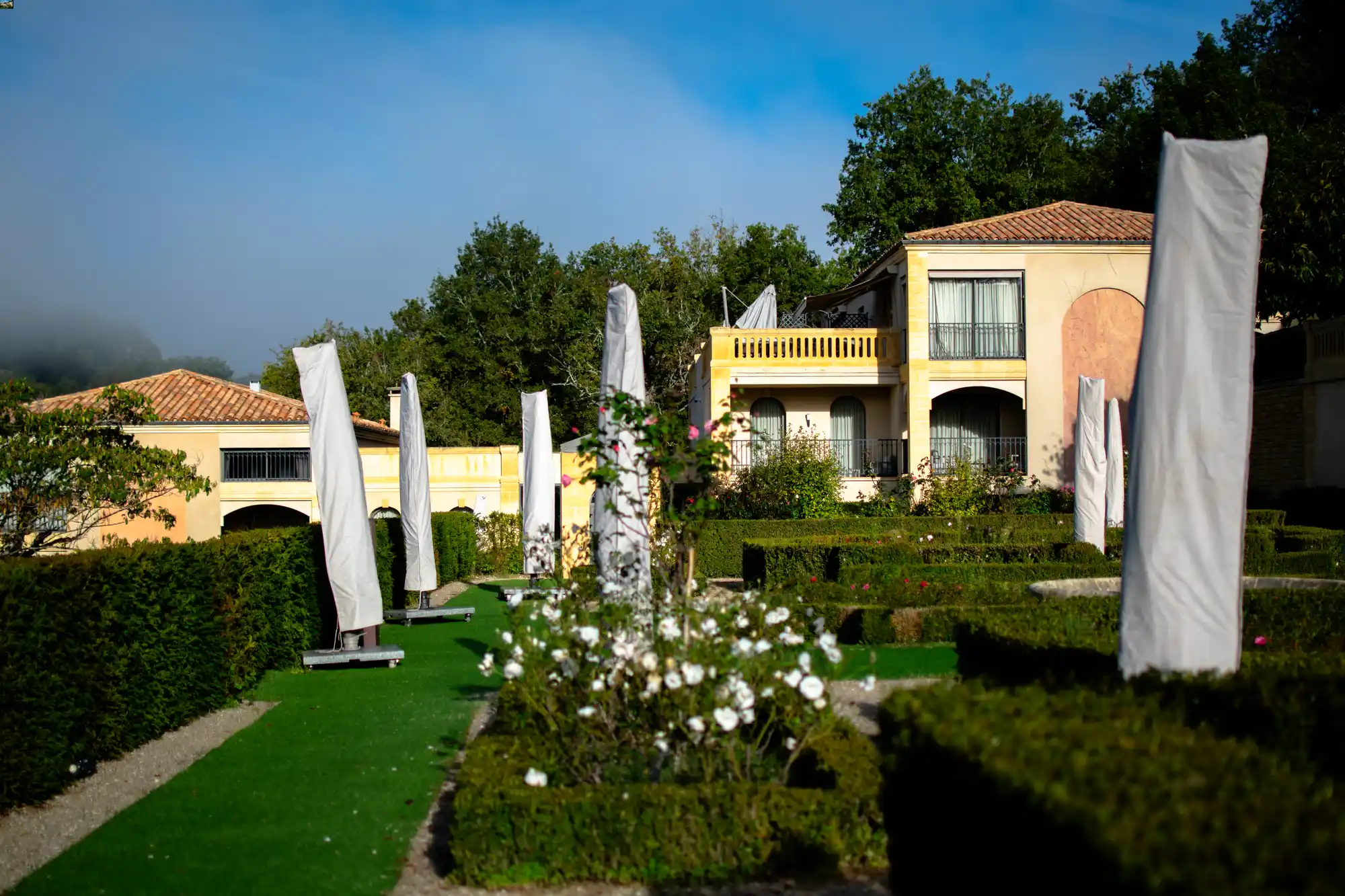 Entretien de jardin d'une villa avec buissons et haies en Dordogne