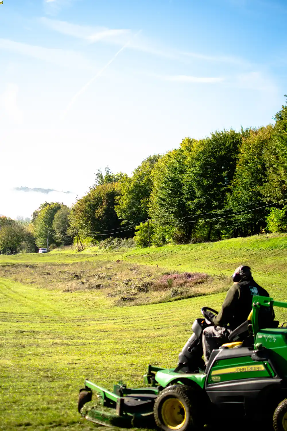 Entretiens d'herbe dans un champ en Dordogne