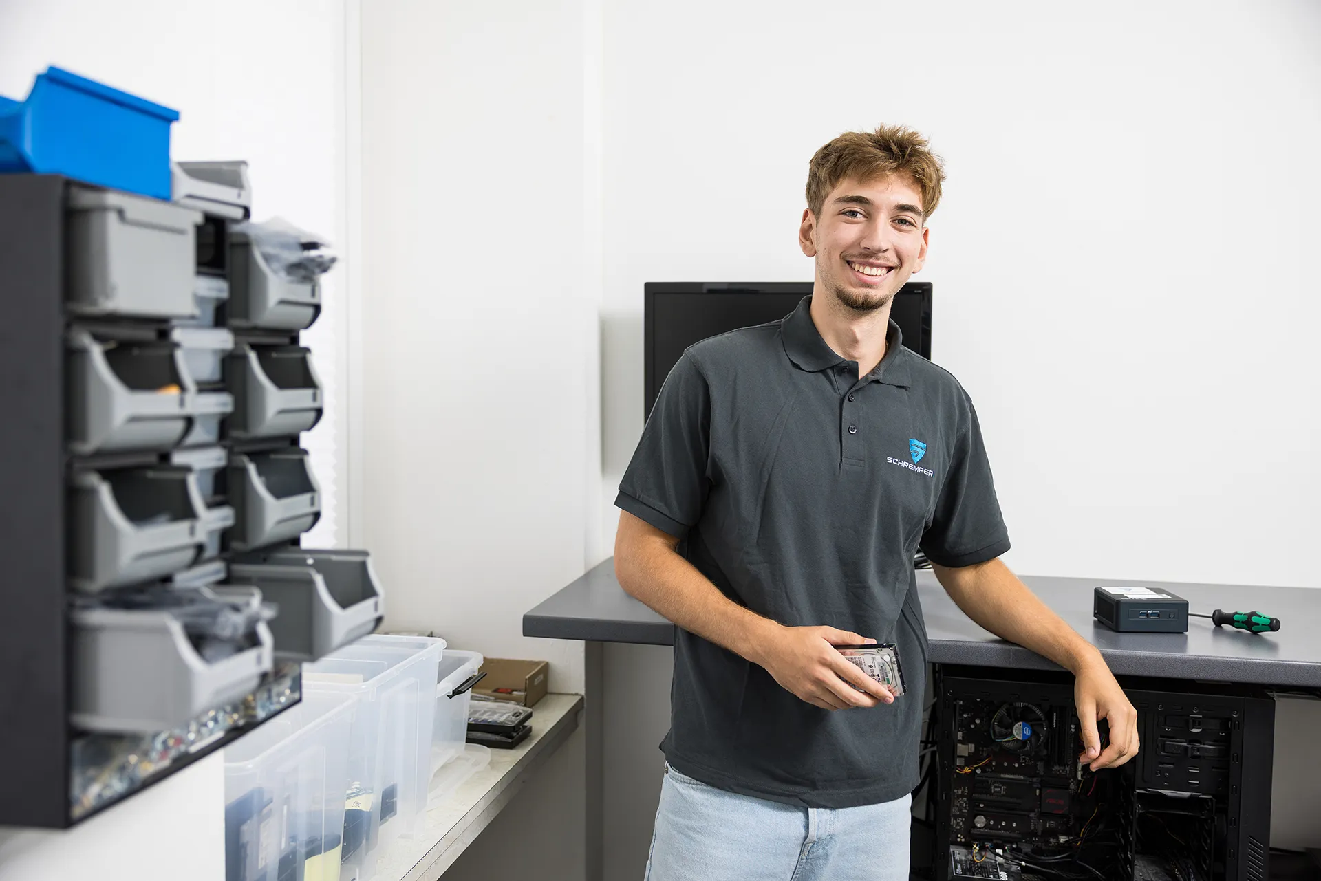 Momentaufnahme eines Mitarbeiters in der Werkstatt der Schremper IT GmbH in Wuppertal.