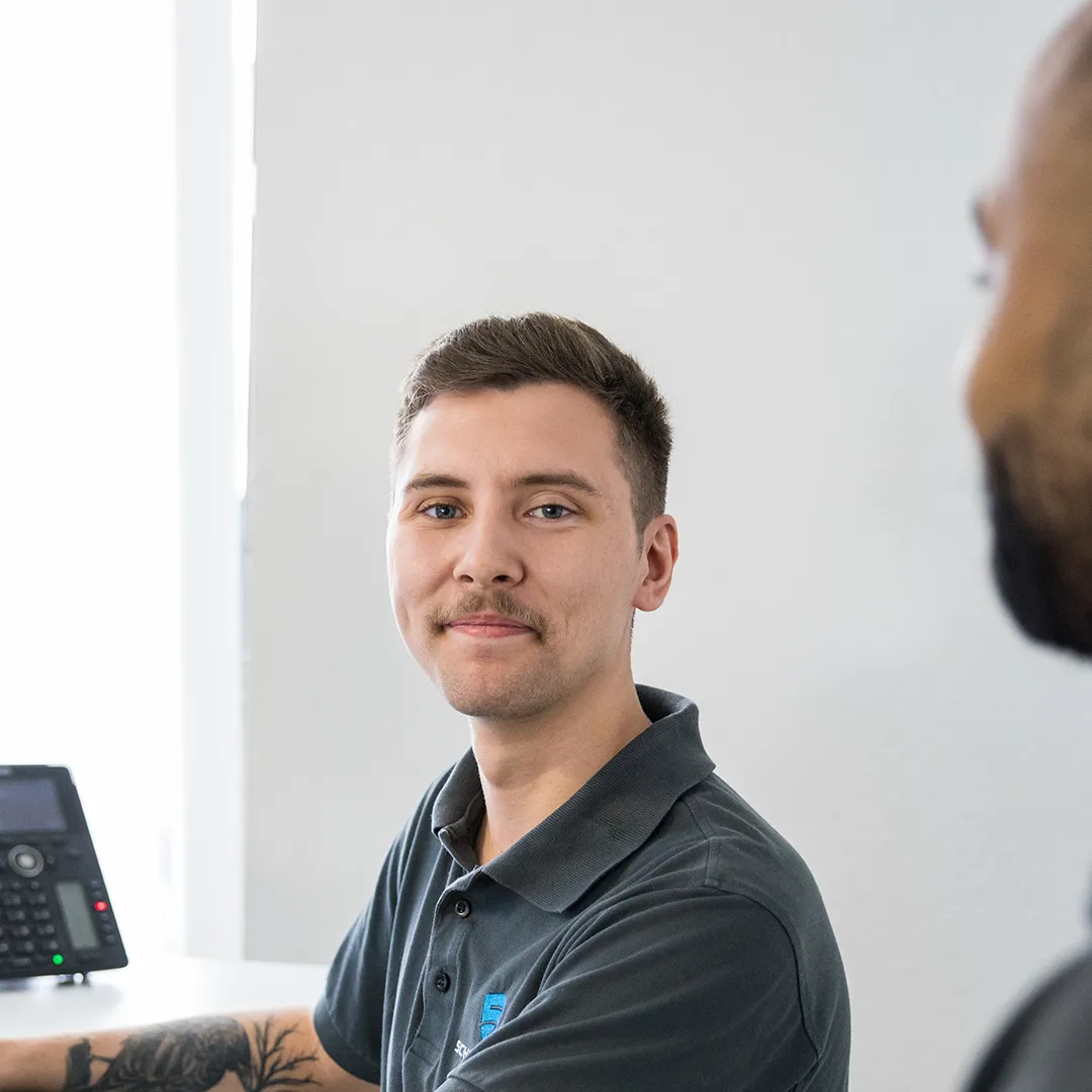 Portrait des Mitarbeiters Jonas Kraus von Schremper IT GmbH aus Wuppertal.