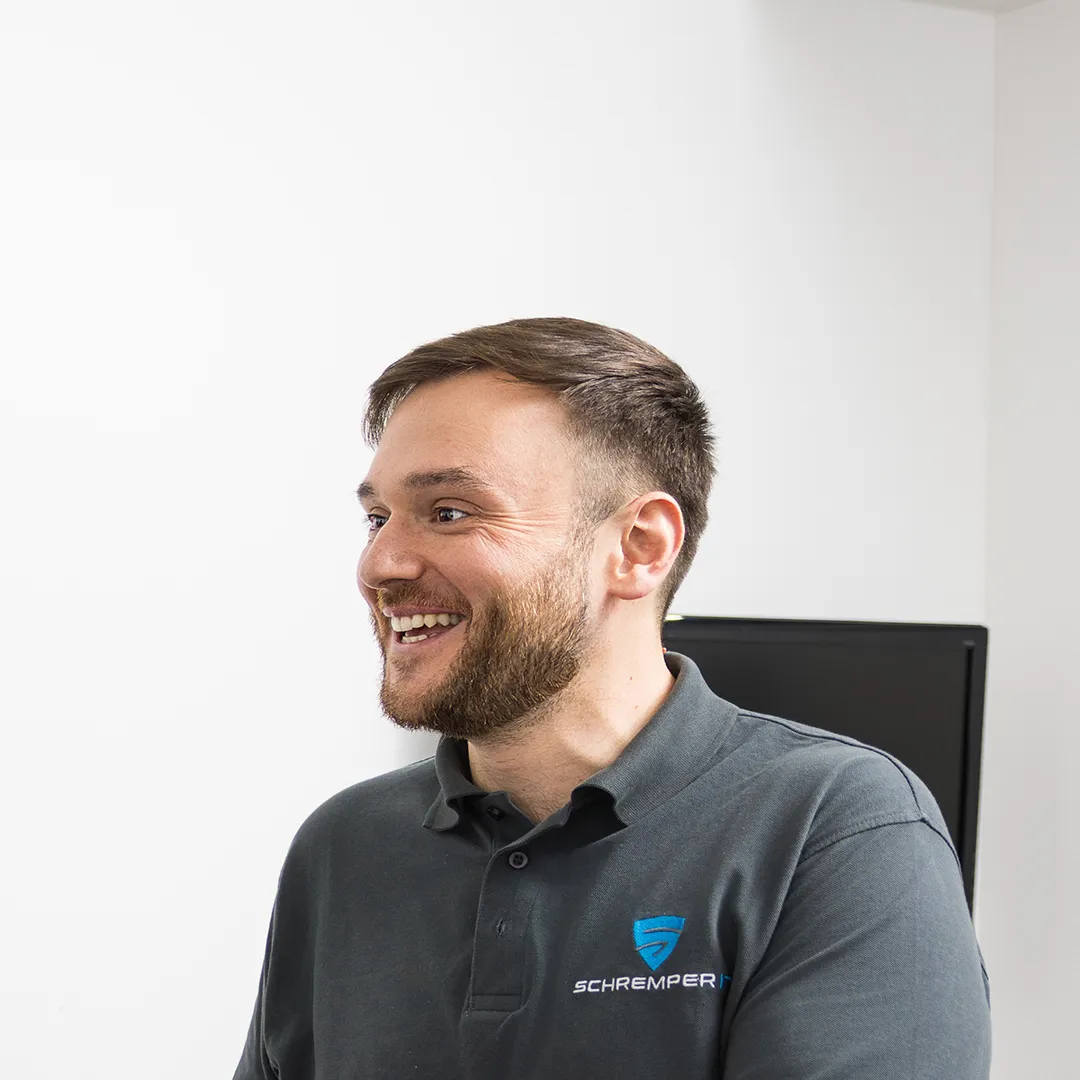 Portrait des Mitarbeiters Ilker Türkmen von Schremper IT GmbH aus Wuppertal.