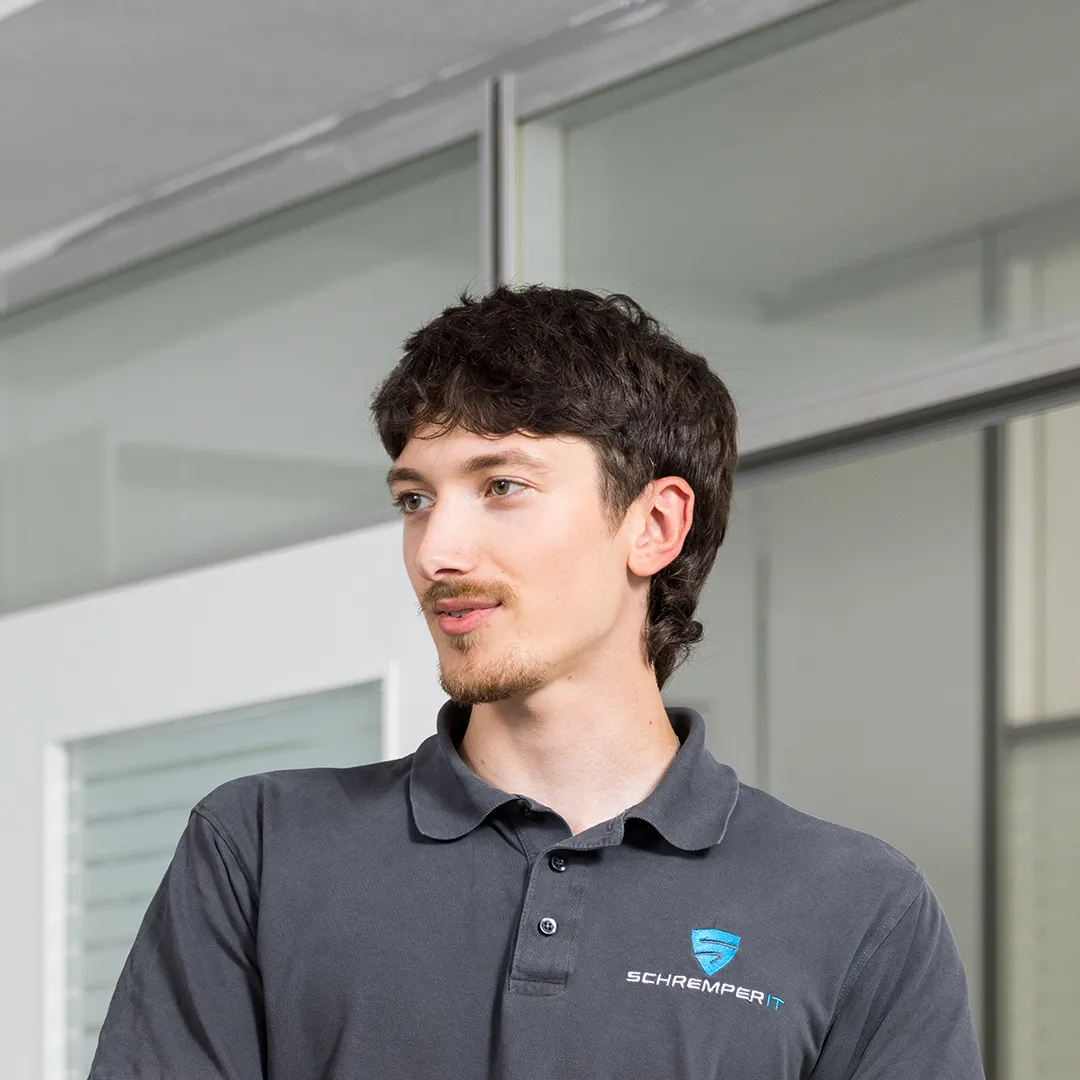 Portrait des Mitarbeiters Dino Osmic von Schremper IT GmbH aus Wuppertal.