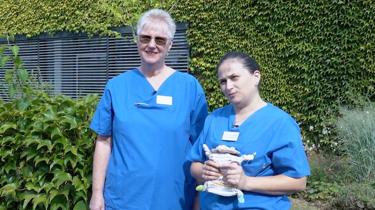 Zwei Hebammen vor der Stadtklinik Frankenthal