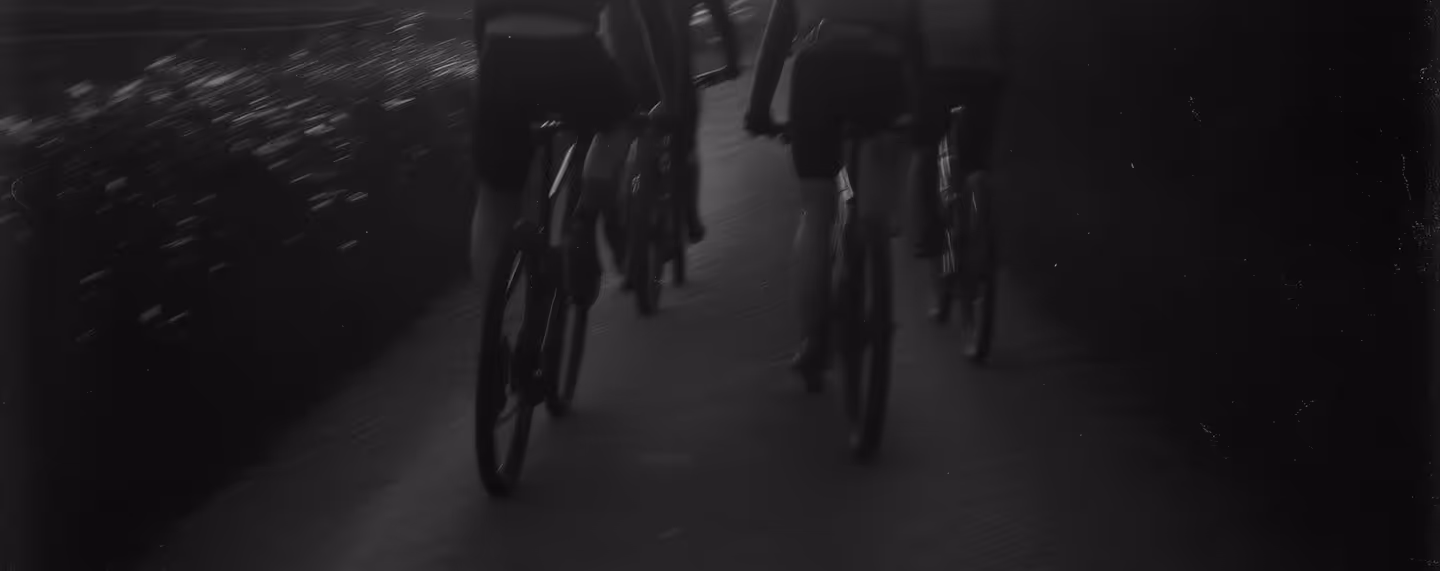 Gruppe von Radfahrern bei Sonnenaufgang – Symbol für Teamgeist und Leidenschaft.