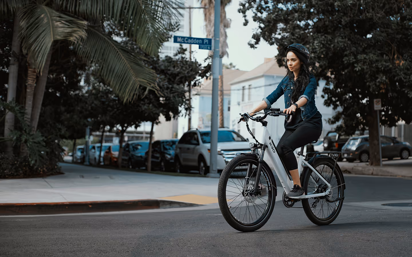 Frau mit E-Bike in der Stadt – Darstellung des Arbeitnehmer-Leasings.