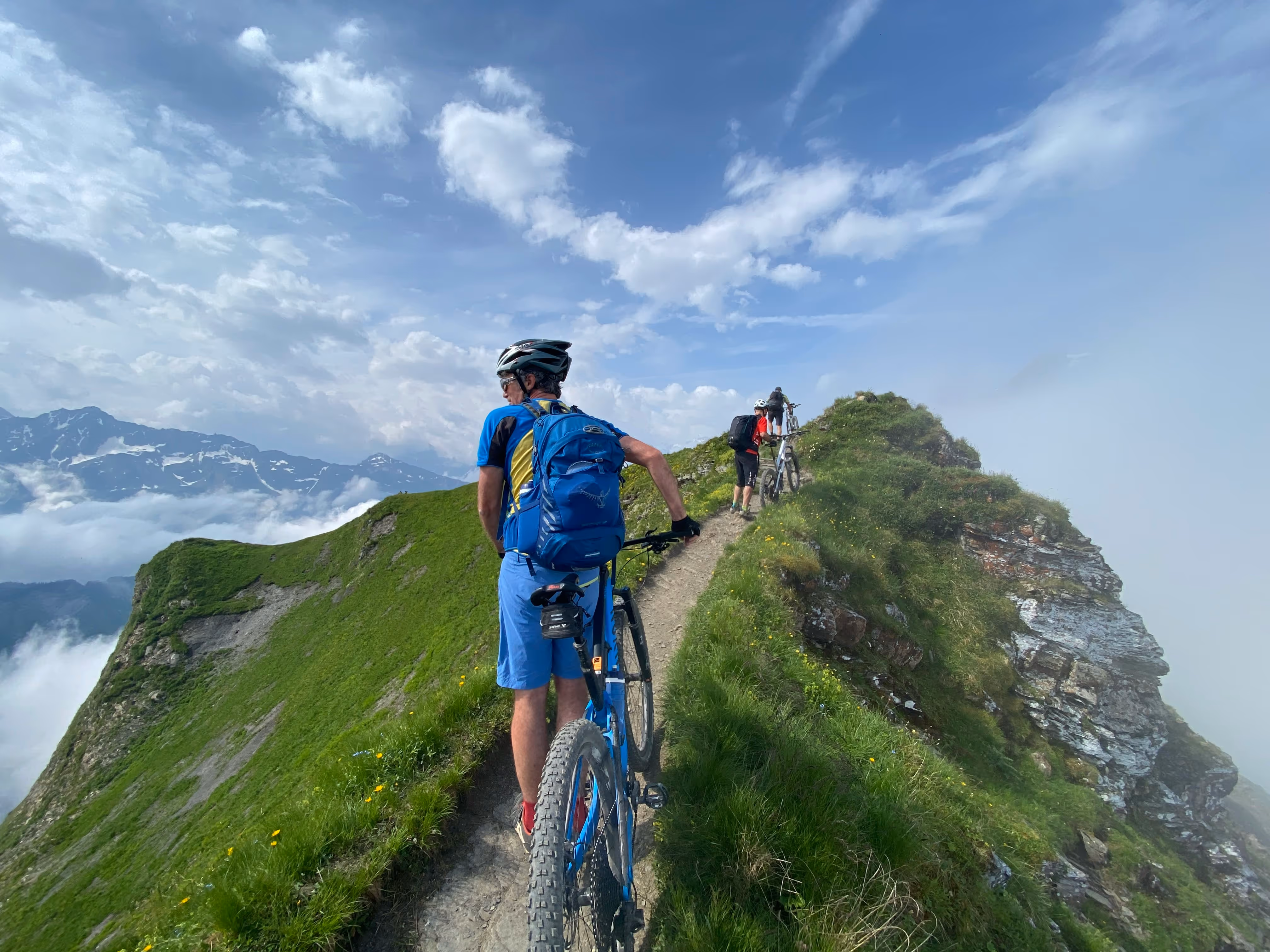 Radfahrer mit Mountainbikes auf Bergpfad – Symbol für Verantwortung und Sicherheit.
