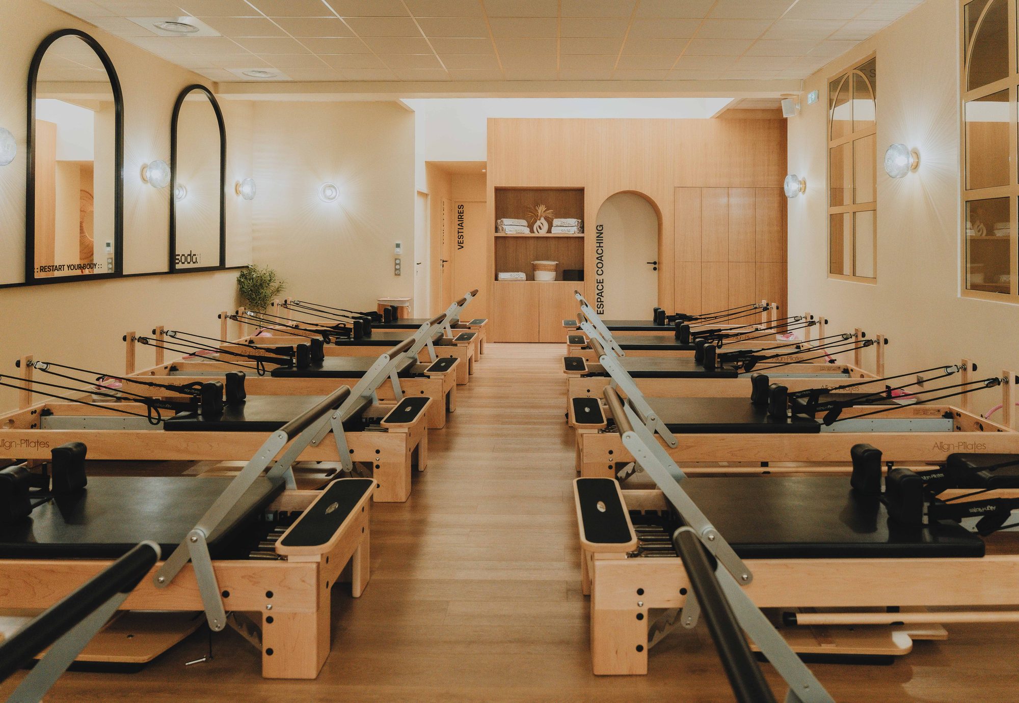 La salle du studio Soda Saint-Genès, douze reformers alignés
