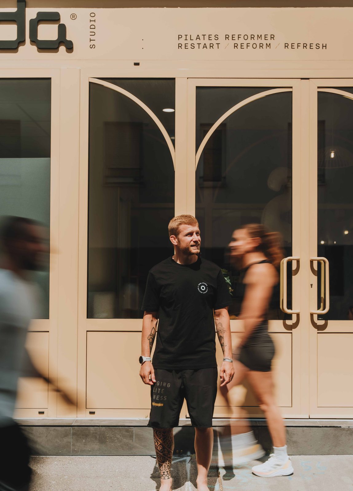 Un coach Soda devant le studio Saint-Genès
