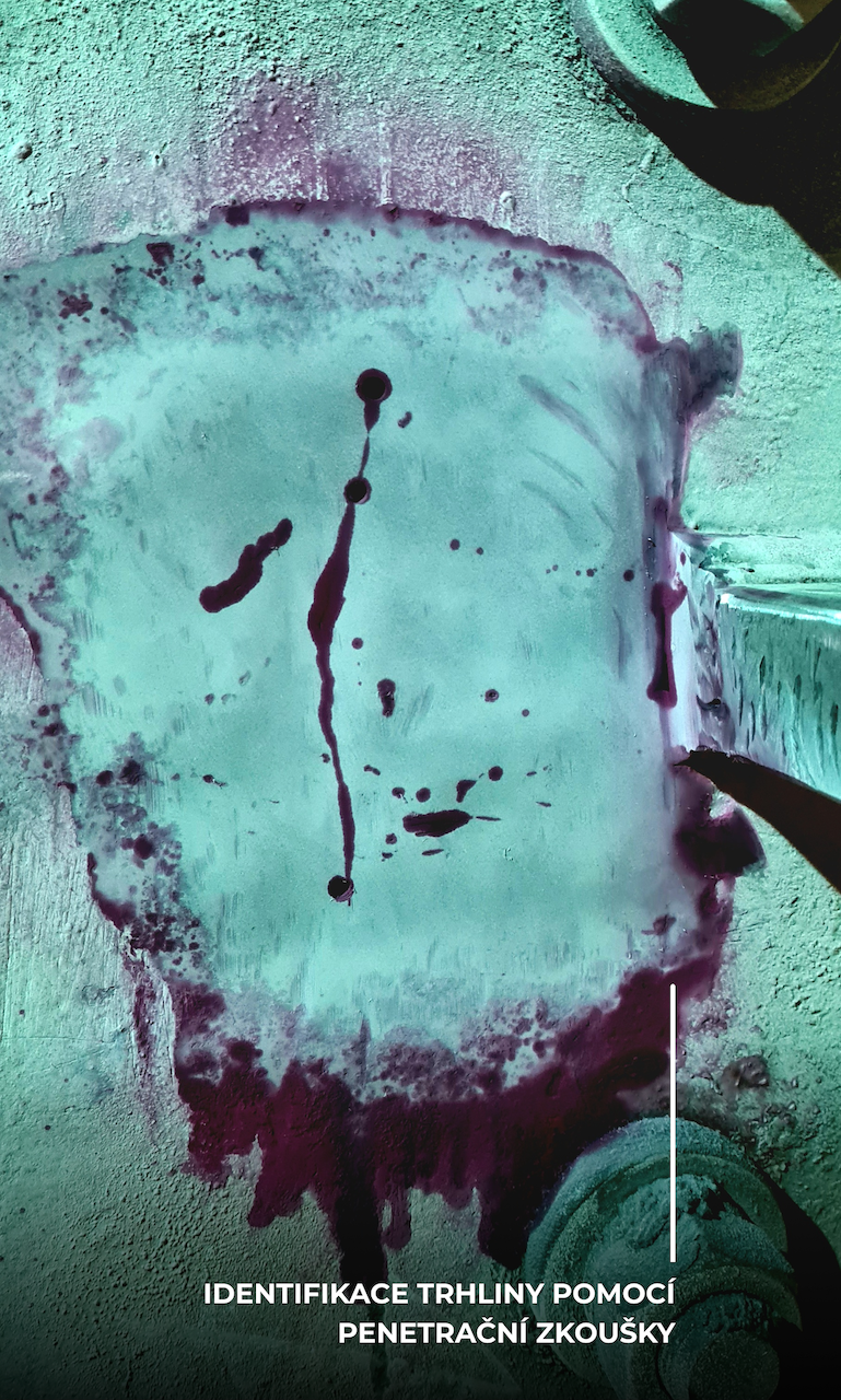 Trhliny na výztuhách pláště mlýnice cementu před opravou