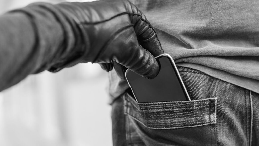 un homme qui se fait voler son telephone dans la poche de son jean