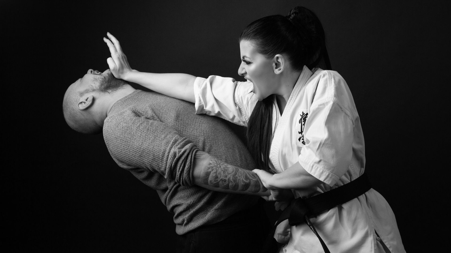 une femme qui apprend un homme des techniques d'autopdefense