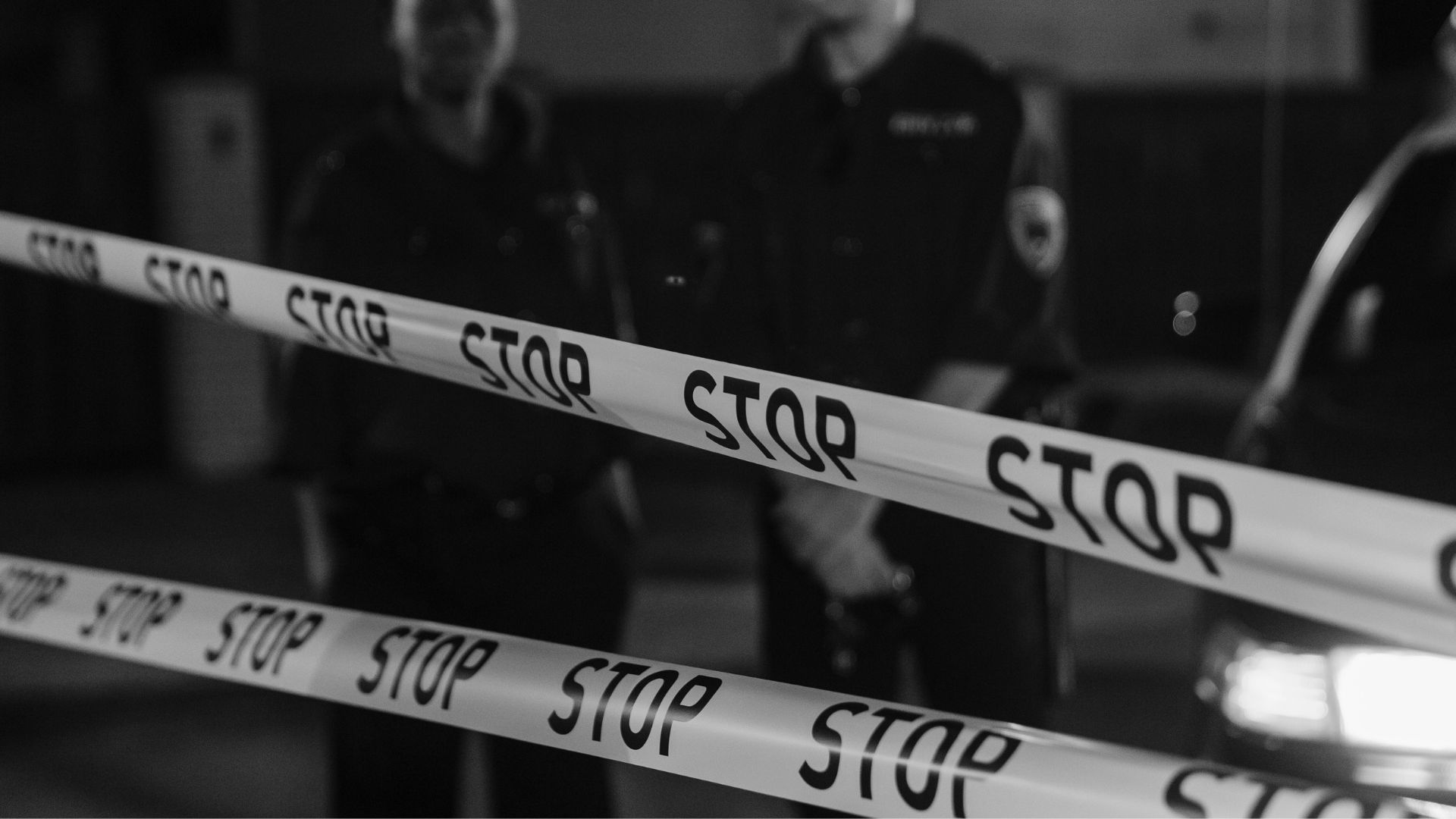 barrieres avec force de l'ordre qui sont en intervention