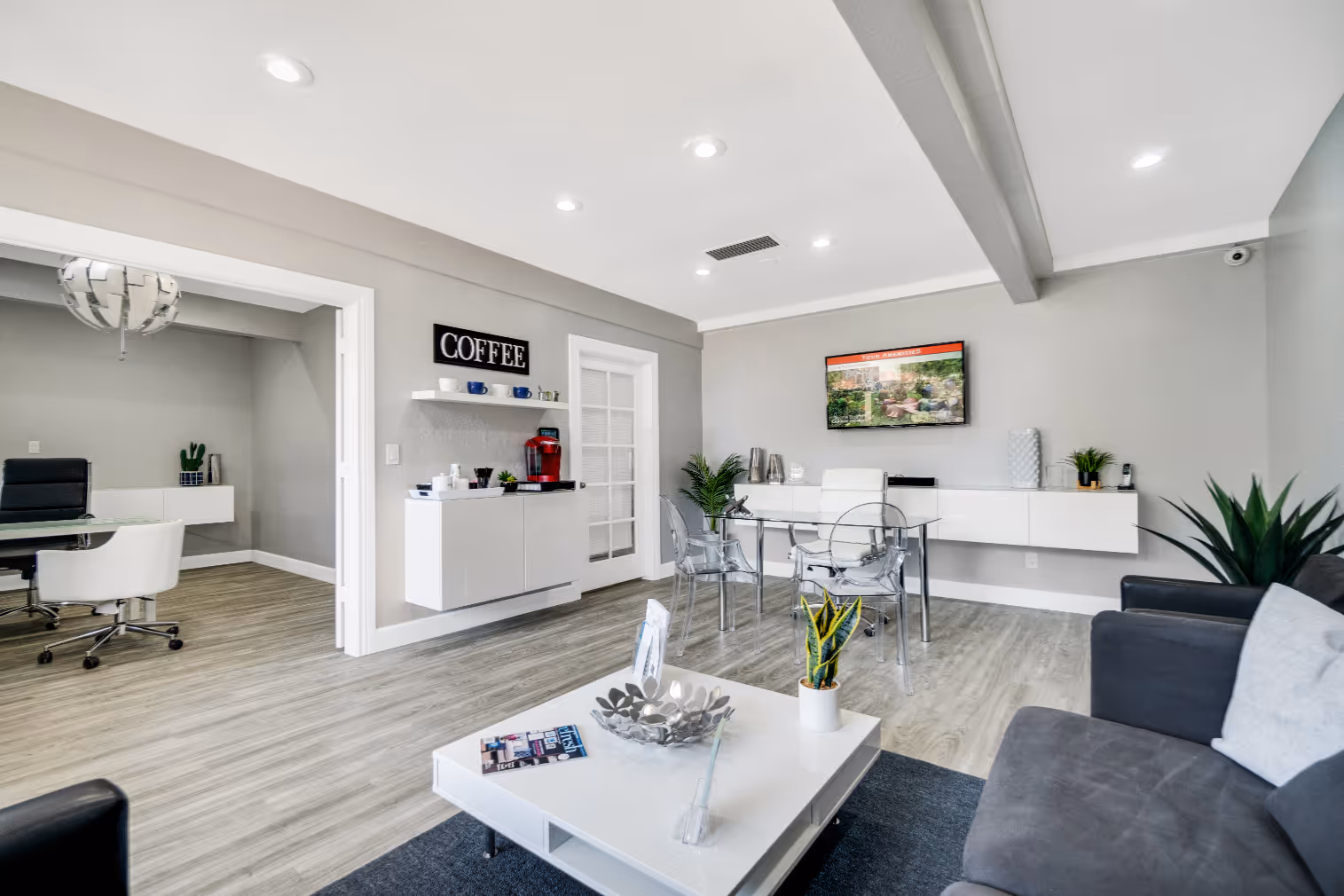 clubhouse with seating area and coffee bar