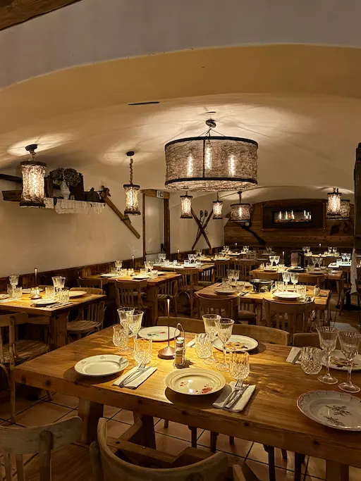 Salle du restaurant Chez Augustine avec décoration chaleureuse, tables dressées et ambiance conviviale.