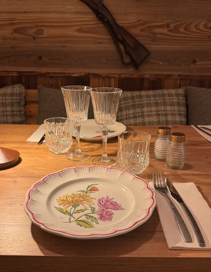 Plat servi au restaurant Chez Augustine, présenté avec soin dans un cadre chaleureux.