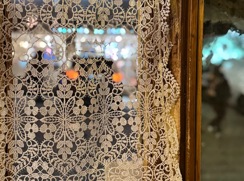 Détails de décoration murale au restaurant Chez Augustine, dans une atmosphère authentique et élégante.