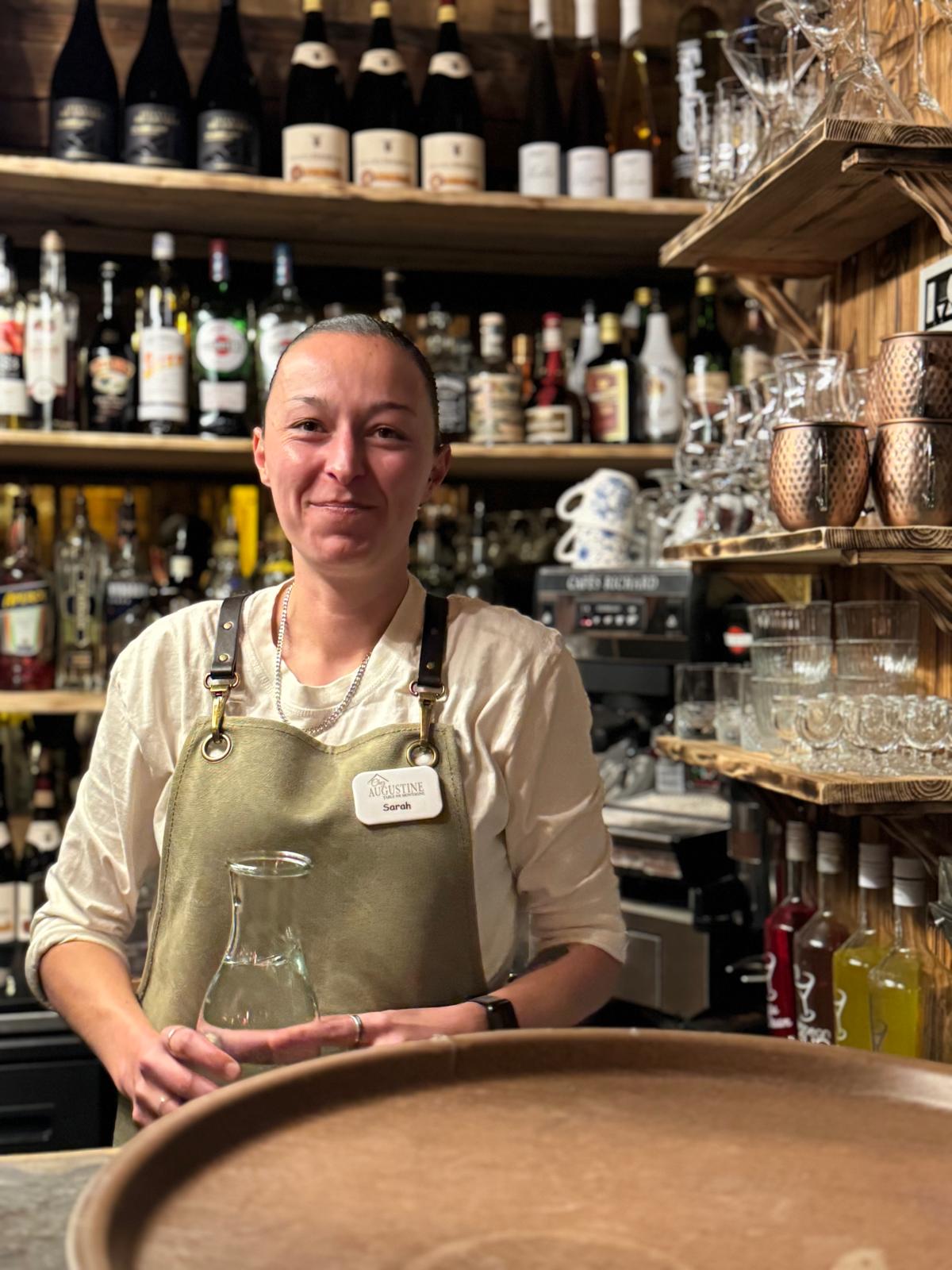 Salle du restaurant Chez Augustine avec décoration chaleureuse, tables dressées et ambiance conviviale.