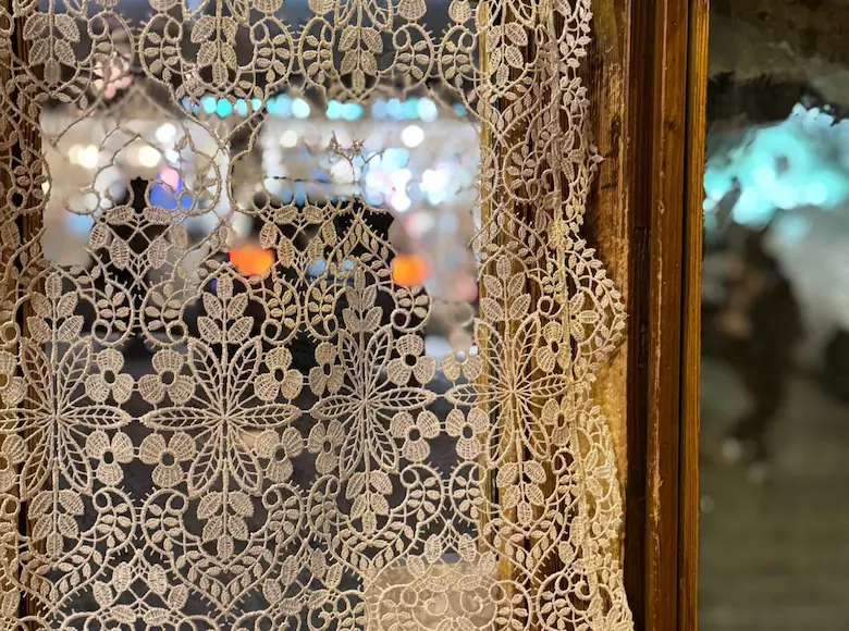 Détails de décoration murale au restaurant Chez Augustine, dans une atmosphère authentique et élégante.