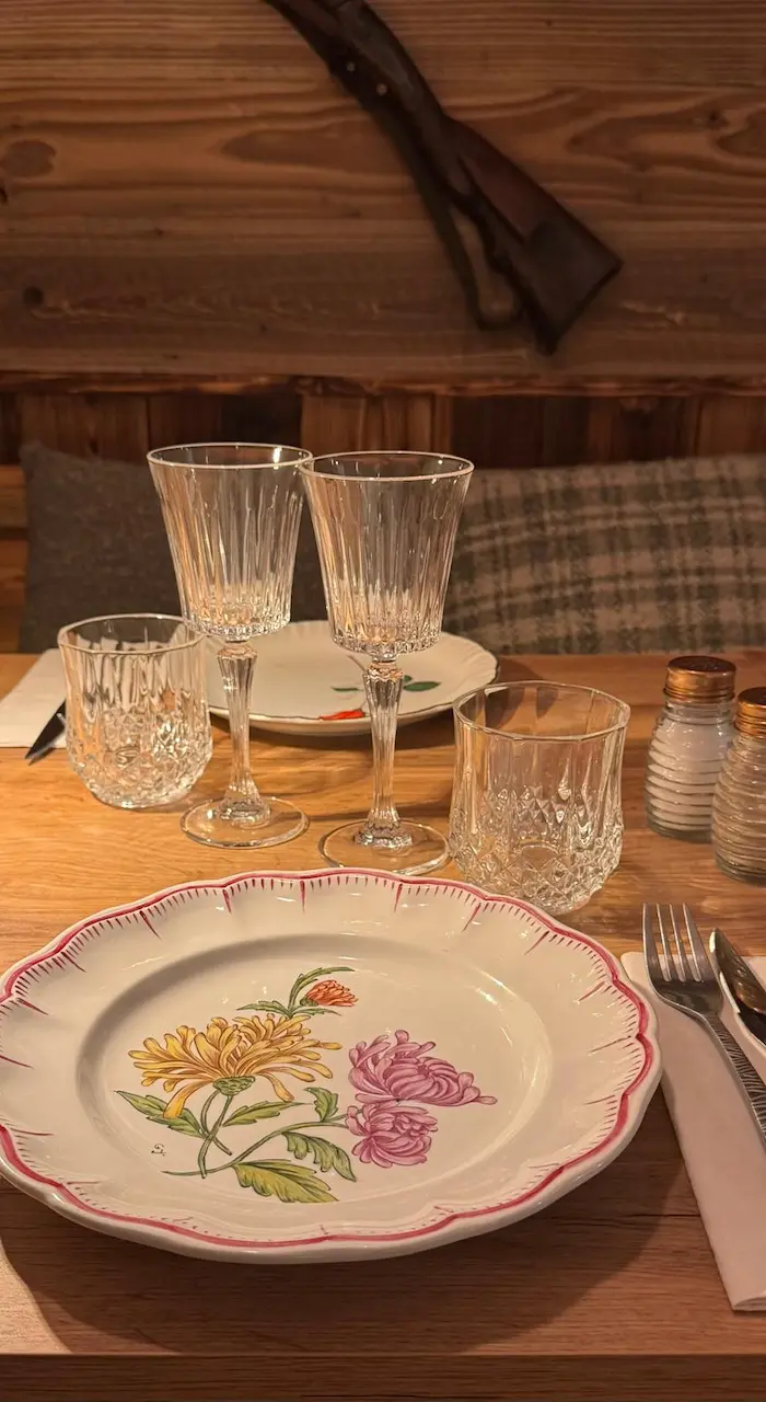 Plat servi au restaurant Chez Augustine, présenté avec soin dans un cadre chaleureux.