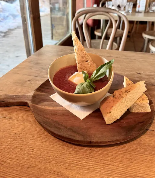 Carefully presented hot dish at La P’tite Ferme, photographed with an authentic aesthetic.