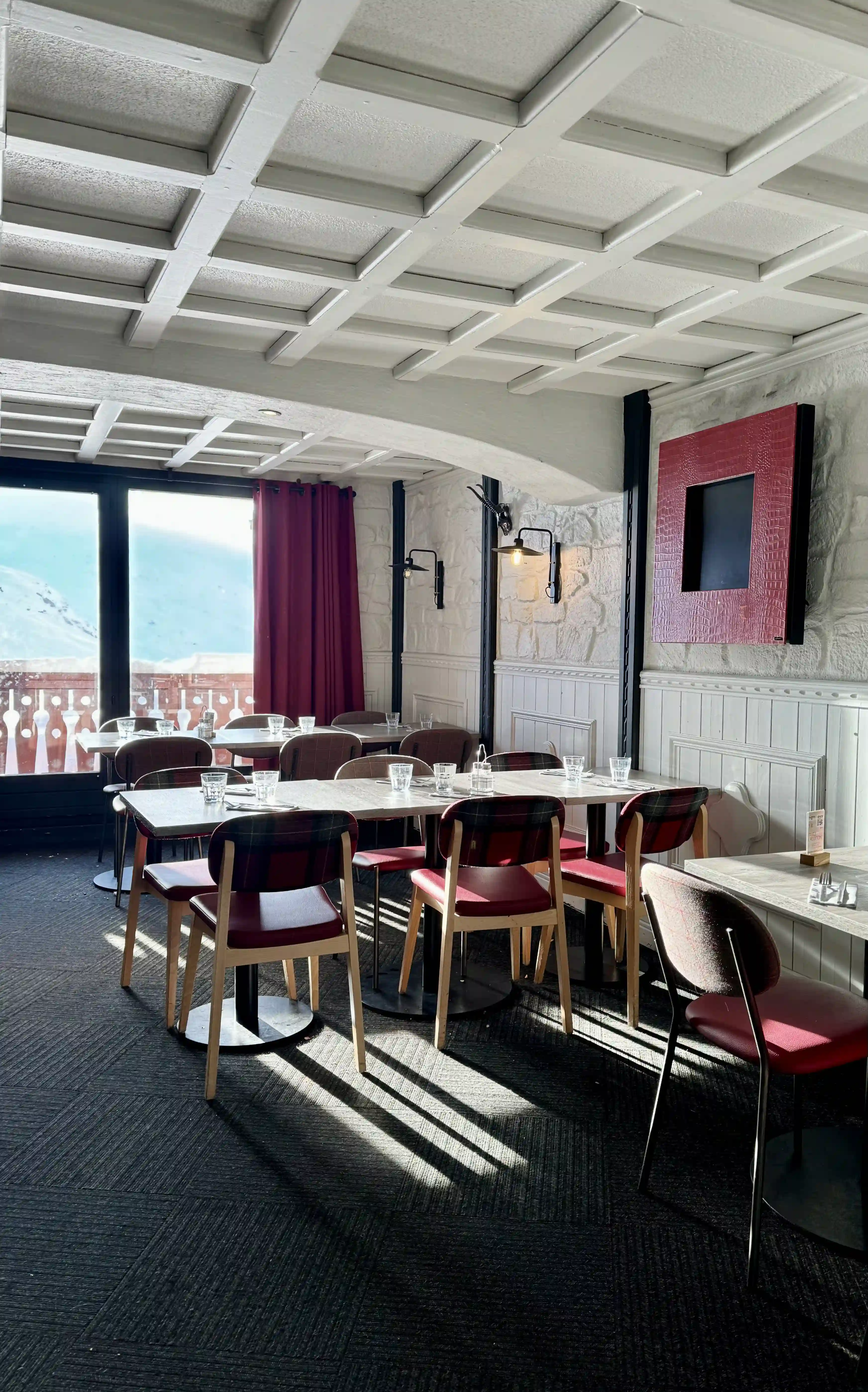 View of Jasper’s terrace in front of the Val Thorens residences, with a lively ski resort atmosphere.”