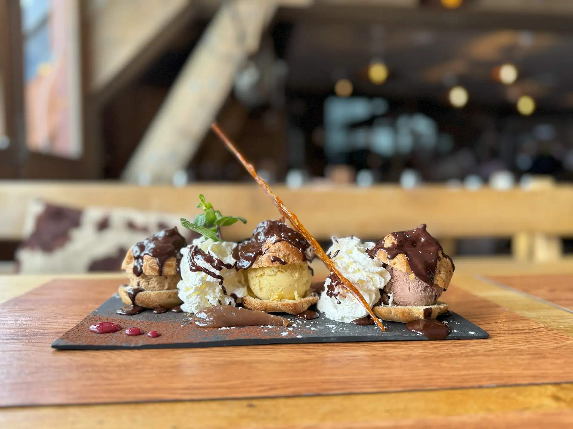 Vue rapprochée du comptoir du bar, mettant en valeur les détails en bois et la décoration rustique.