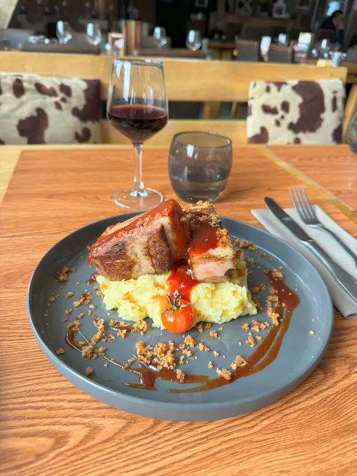 Détails du bar du restaurant La Grange, incluant verres, éléments décoratifs et éclairage chaleureux.