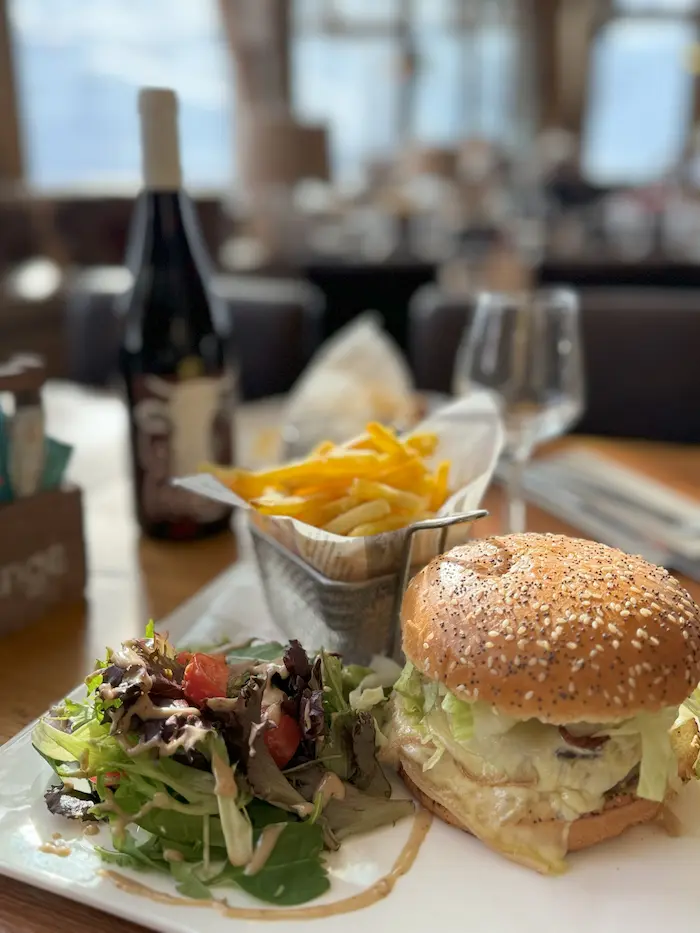 Assiette gastronomique servie au restaurant La Grange, photographiée en gros plan.