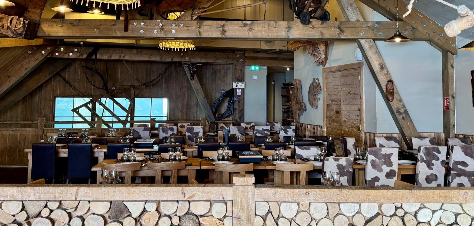 Vue rapprochée du comptoir du bar, mettant en valeur les détails en bois et la décoration rustique.