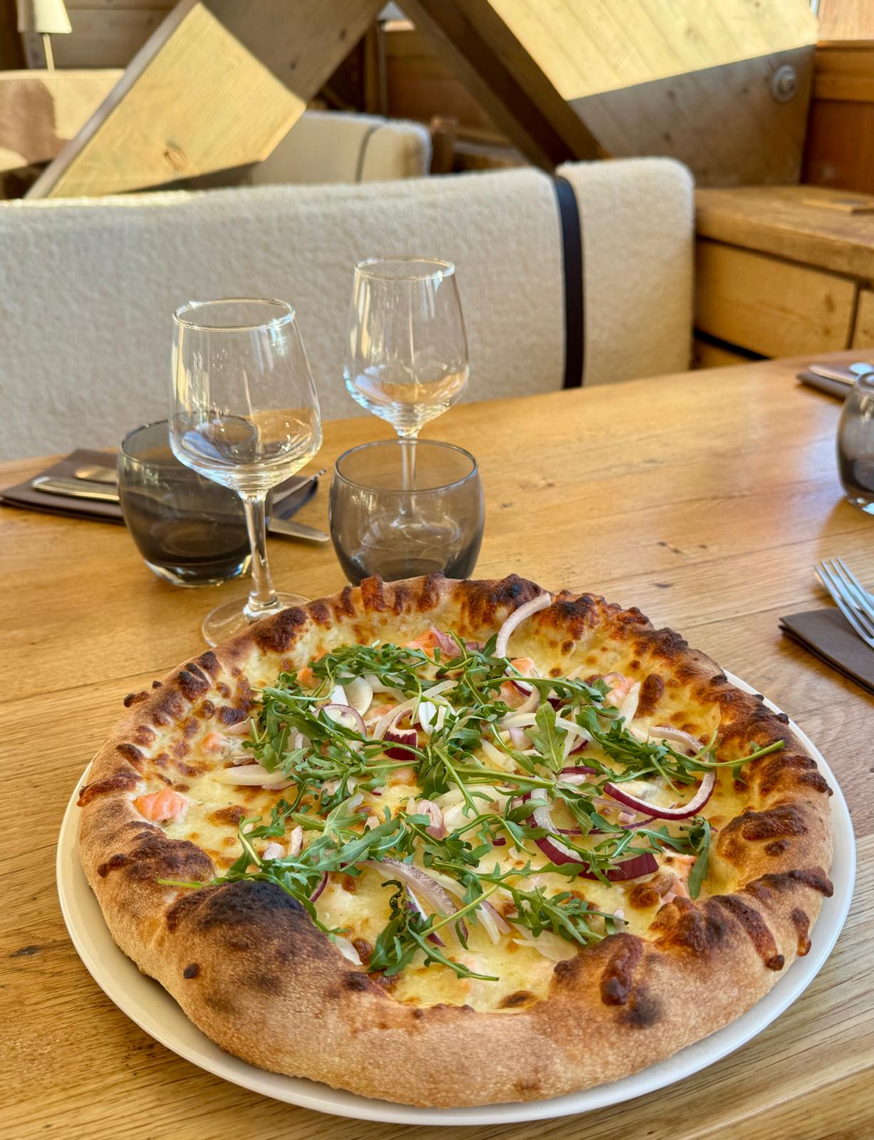 Détails du bar du restaurant La Grange, incluant verres, éléments décoratifs et éclairage chaleureux.