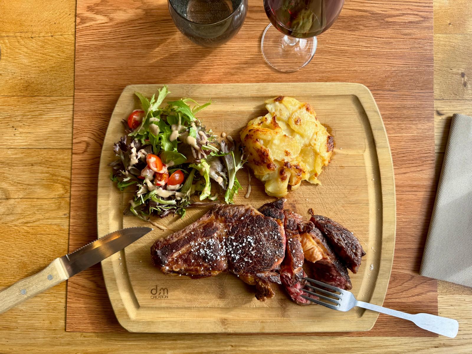 Intérieur du bar du restaurant La Grange, avec bouteilles en arrière-plan et atmosphère conviviale.