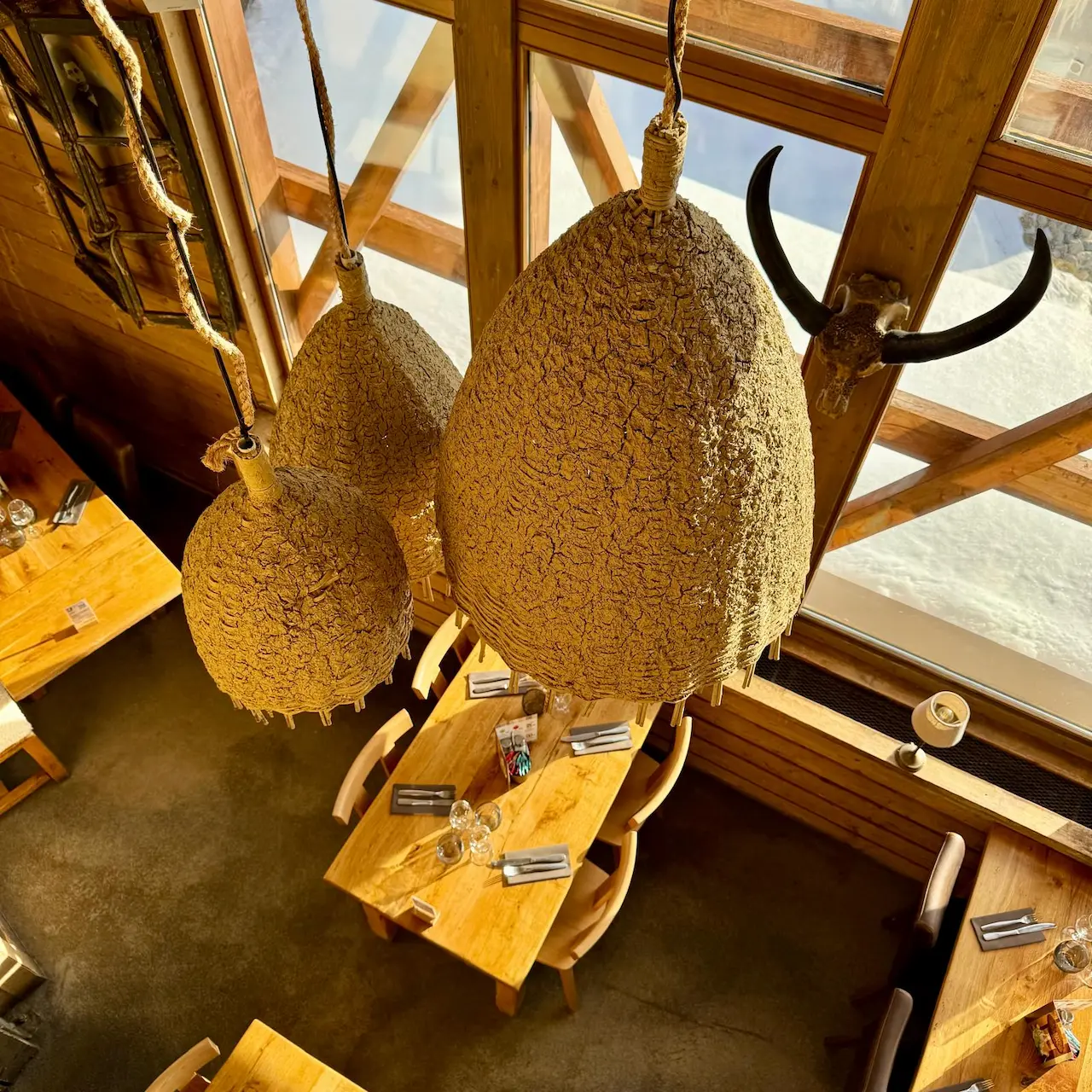 Assiette gastronomique servie au restaurant La Grange, photographiée en gros plan.