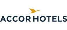 Logo Accor Hotels z pomarańczowym ptakiem nad nazwą.
