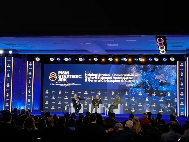 Panel dyskusyjny na konferencji PISM Strategic Ark z udziałem dwóch generałów rozmawiających o pomocy dla Ukrainy przed publicznością.