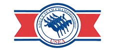 Logo United States Equestrian Federation z trzema jeźdźcami na koniach w okręgu i czerwoną wstęgą w tle.