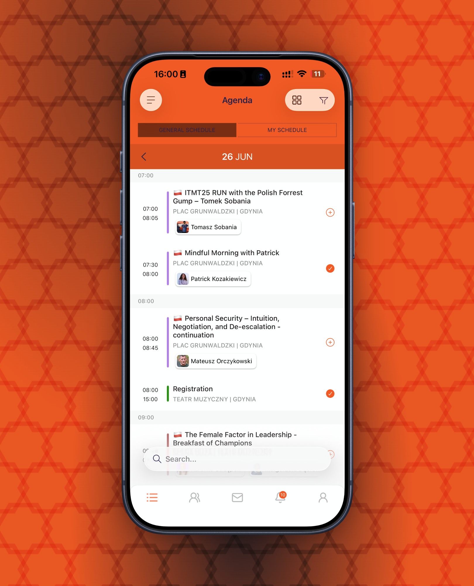 Smartfon z aplikacją kalendarza pokazującą agendę wydarzeń na 26 czerwca, w tym sesje z Tomaszem Sobanią, Patrickiem Kozakiewiczem i Mateuszem Orczykowskim oraz rejestrację w Teatrze Muzycznym w Gdyni.