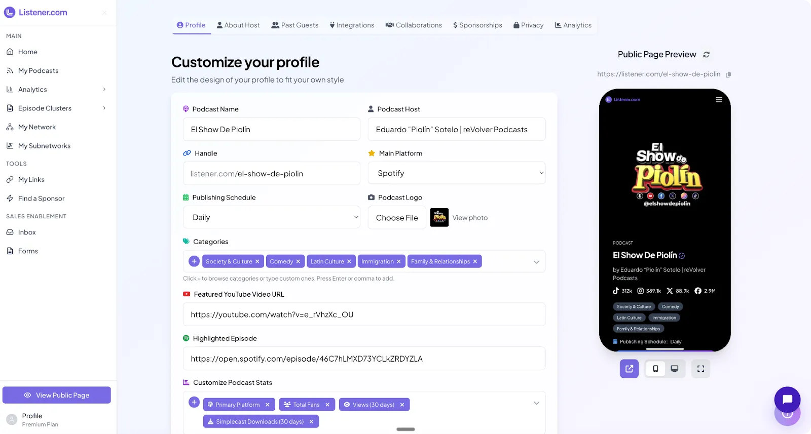 Web interface for customizing a podcast profile named El Show De Piolín, showing fields for podcast name, host, handle, platform, schedule, categories, YouTube URL, highlighted episode, and stats, with a mobile preview on the right.