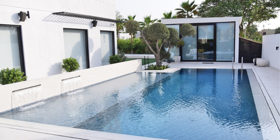 Creating Seamless Indoor-Outdoor Transitions with Modern Poolscapes